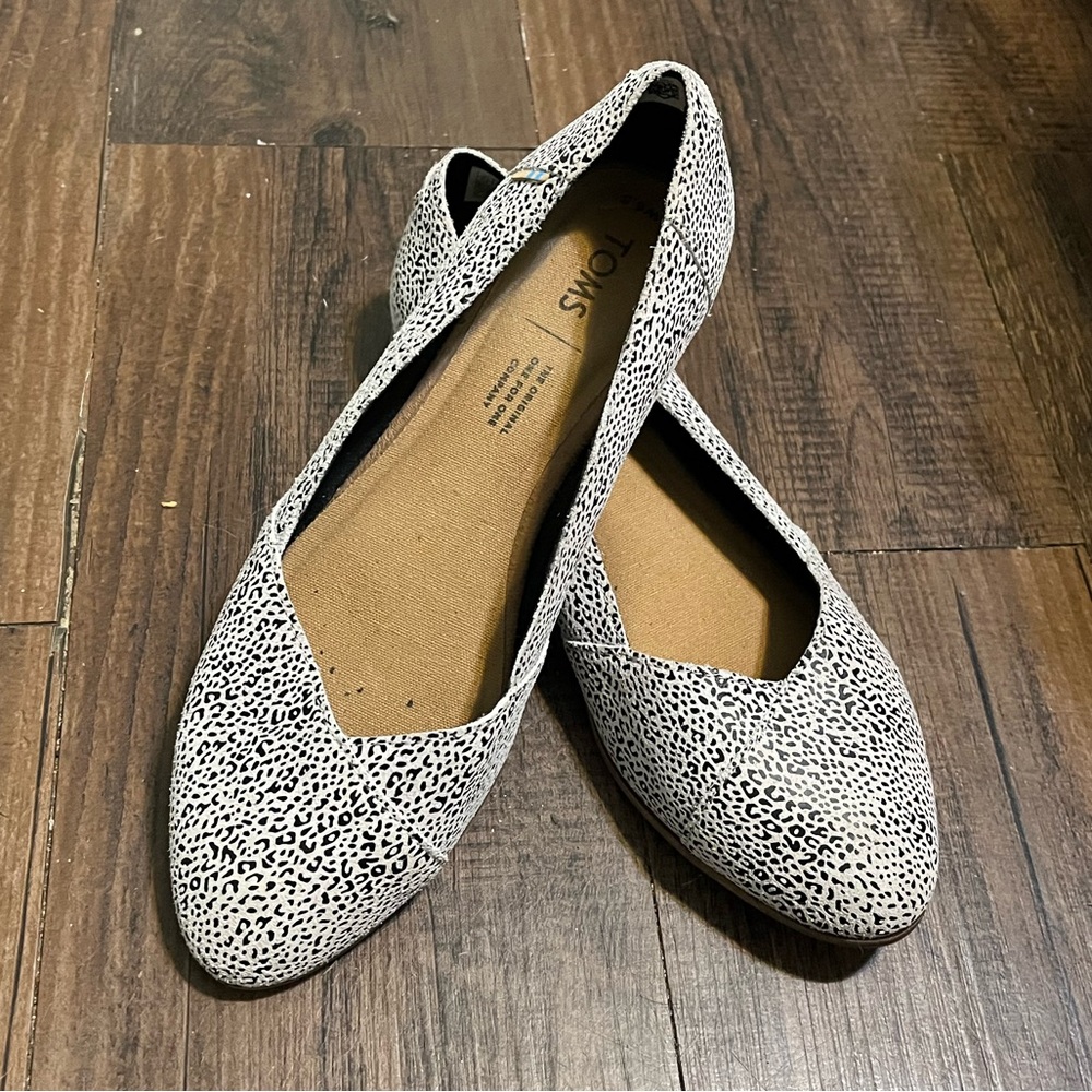 Gray speckled Tom’s ballet slipper. Size 6.5.